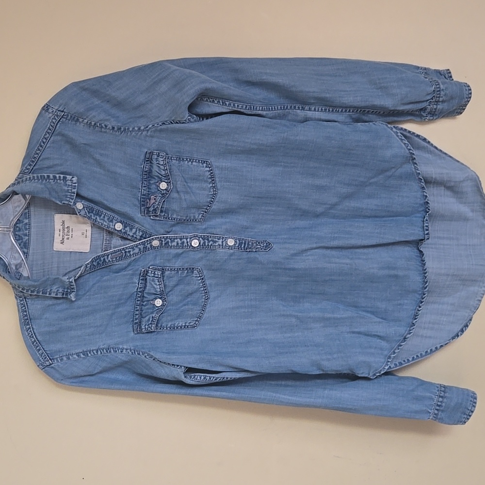 Abercrombie & Fitch Chambray Button-Up Shirt